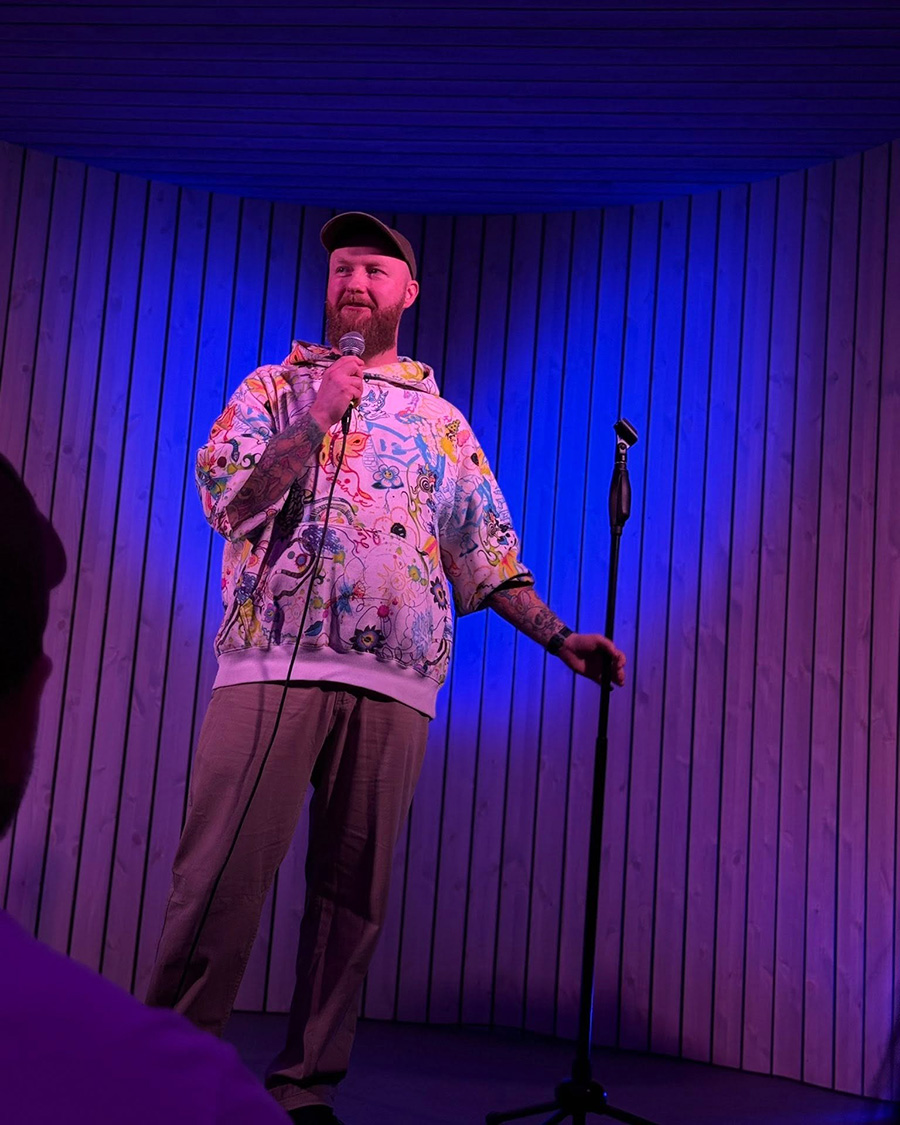 Kevin Kildal fremfører standup med publikum i forgrunnen