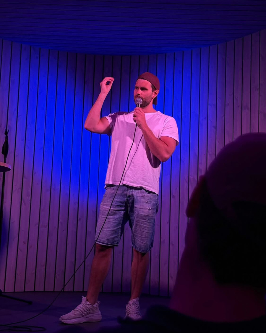 Artist som underholder publikum på standup-scenen
