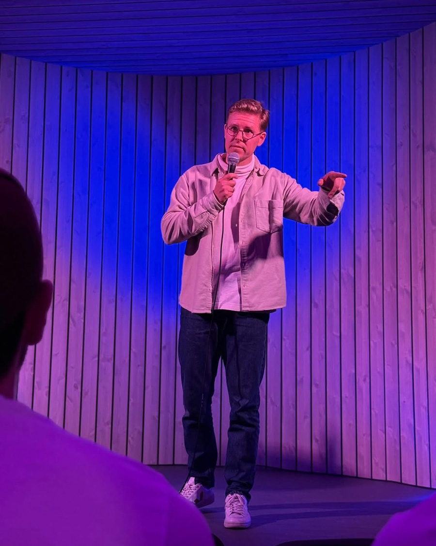 Komiker midt i en setning under en live standup-opptreden