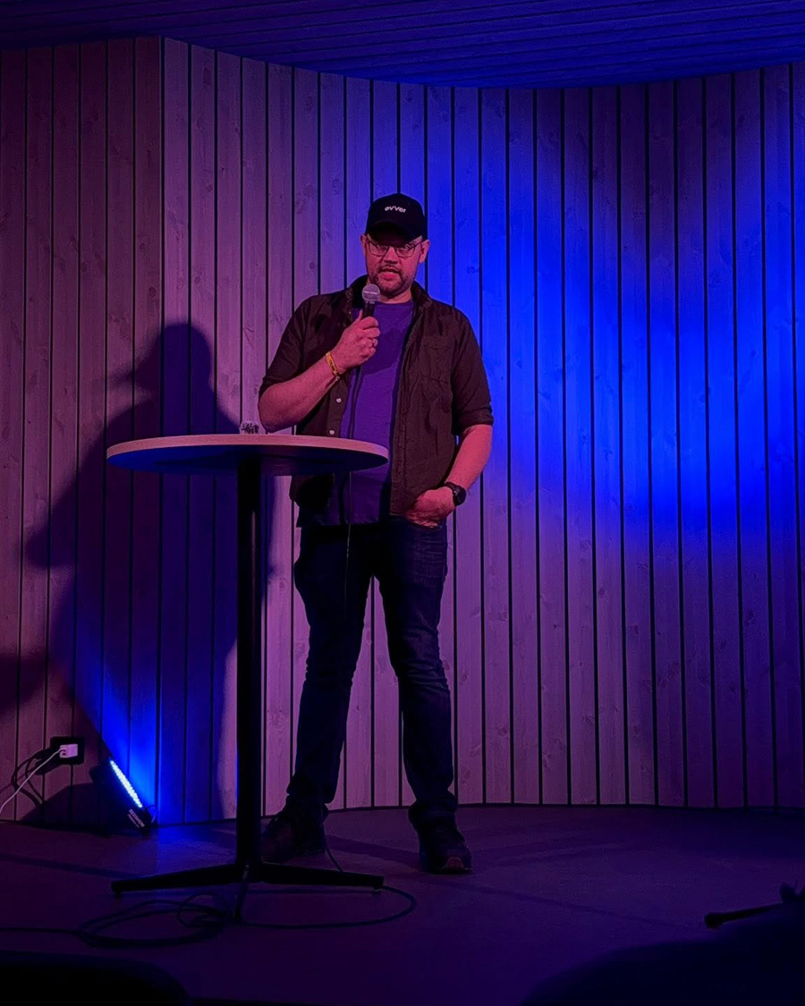 Andreas fremfører standup på scenen